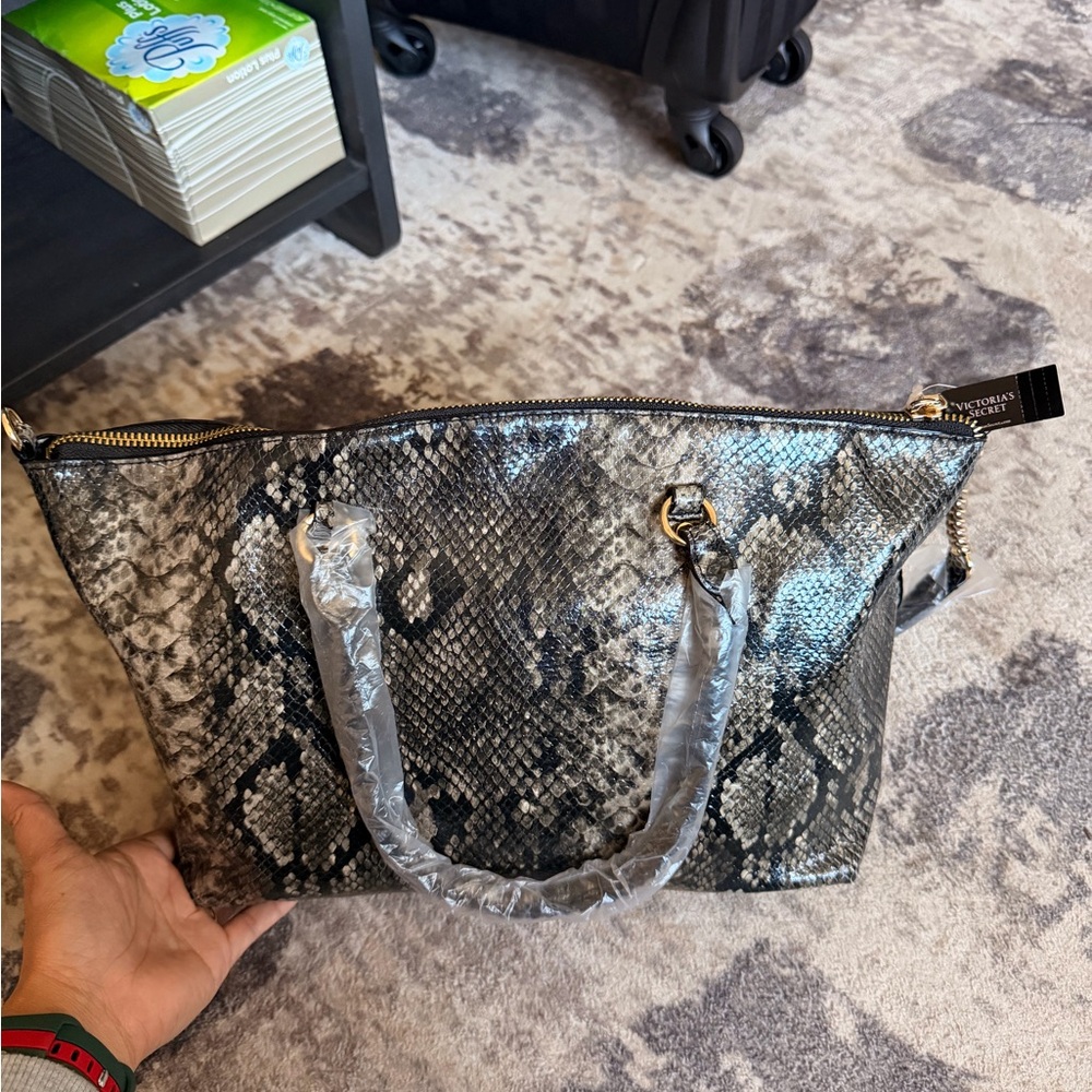 Brand new ⚠️ Victoria's Secret Gray Snake-Print Tote with Gold Hardware - Picture 4 of 8
